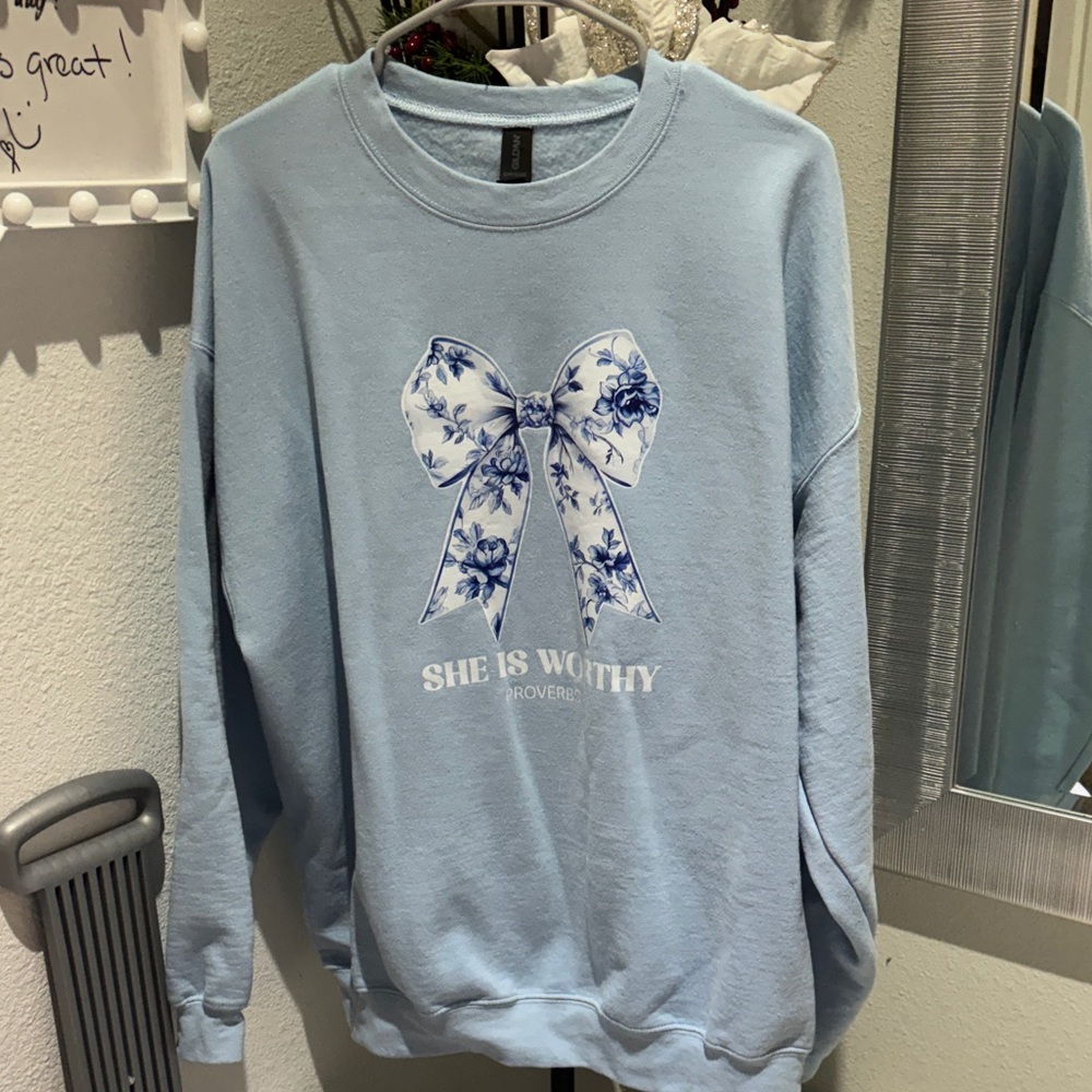 Gildan Light Blue Sweatshirt with Floral Bow Design
